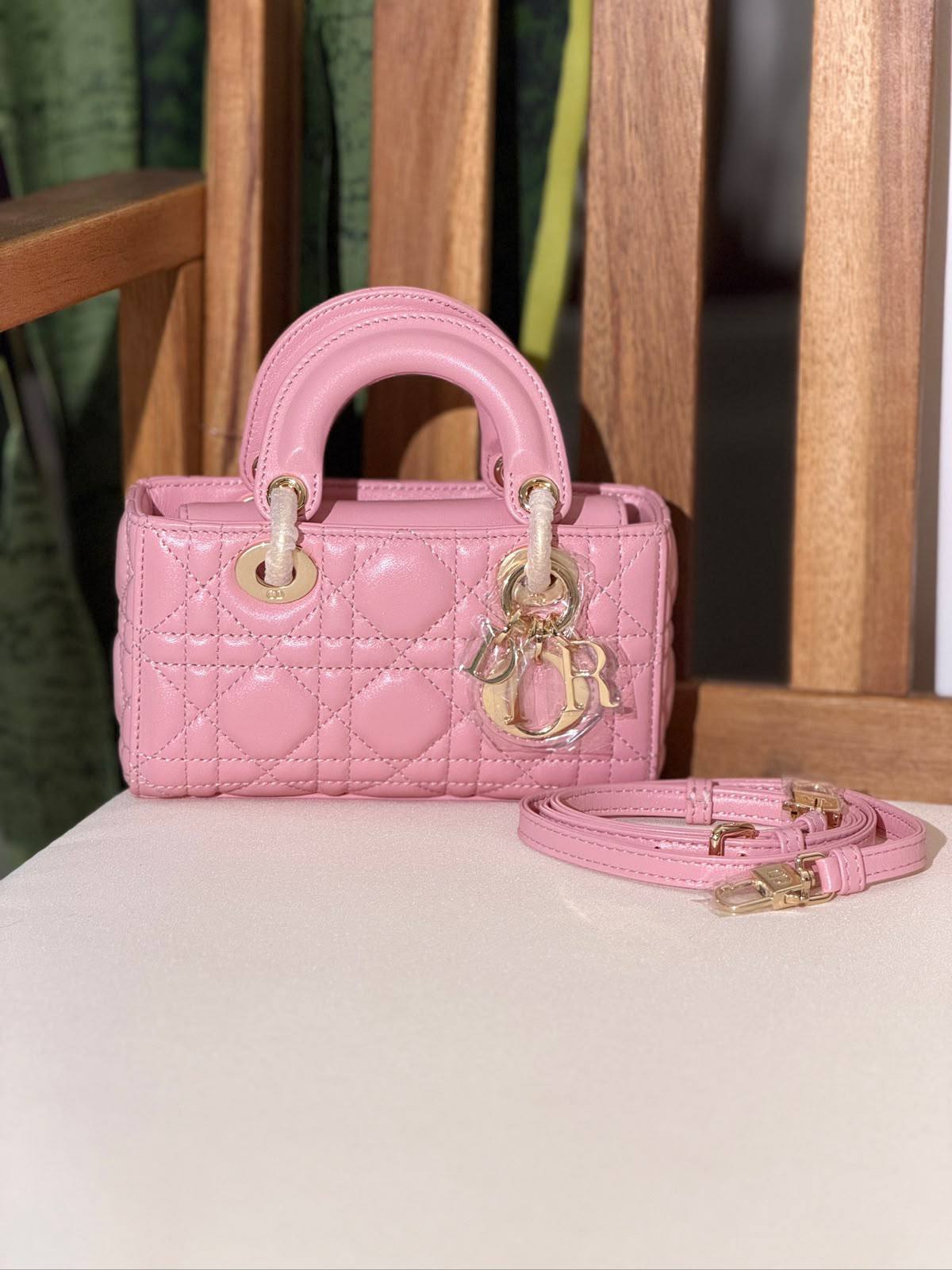 Dior
Super Master Quality ⚡️
‏Original Packing 🎁
For Price 👇 WhatsApp✅
0568585901 
0507557372
0552275751 Owner Zain 👌

‏📏Size 16CM
Zain321
♥️♥️♥️