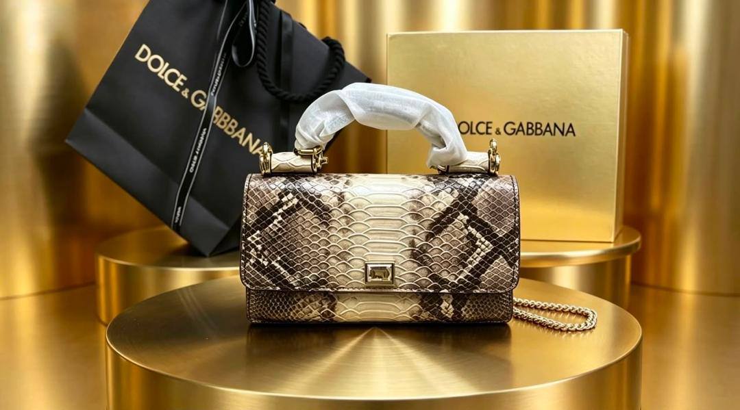 Dolce & GABBANA

100 DHS🇦🇪

 each 

with box
Zain26
♥️♥️♥️