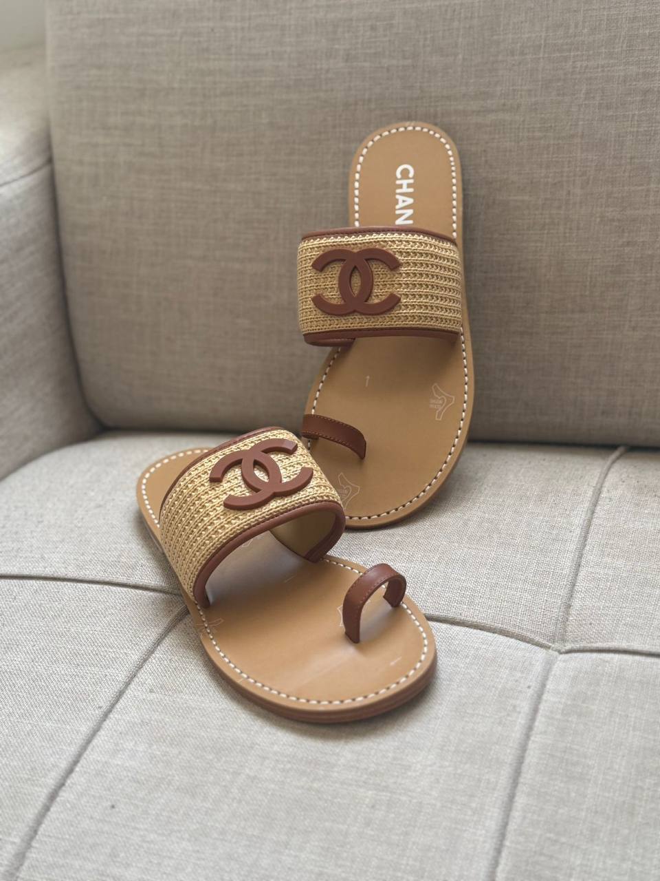 Chanel
✨ 𝐍𝐞𝐰 𝐂𝐨𝐥𝐥𝐞𝐜𝐭𝐢𝐨𝐧
✨ 𝐒𝐮𝐩𝐞𝐫 𝐌𝐚𝐬𝐭𝐞𝐫 𝐐𝐮𝐚𝐥𝐢𝐭𝐲
✨ 𝐀𝐯𝐚𝐢𝐥𝐚𝐛𝐥𝐞 𝐍𝐨𝐰
✨ 𝐒𝐢𝐳𝐞𝐬: 𝟑𝟔 — 𝟒𝟏
450 dhs✅

Zain298
♥️♥️♥️
