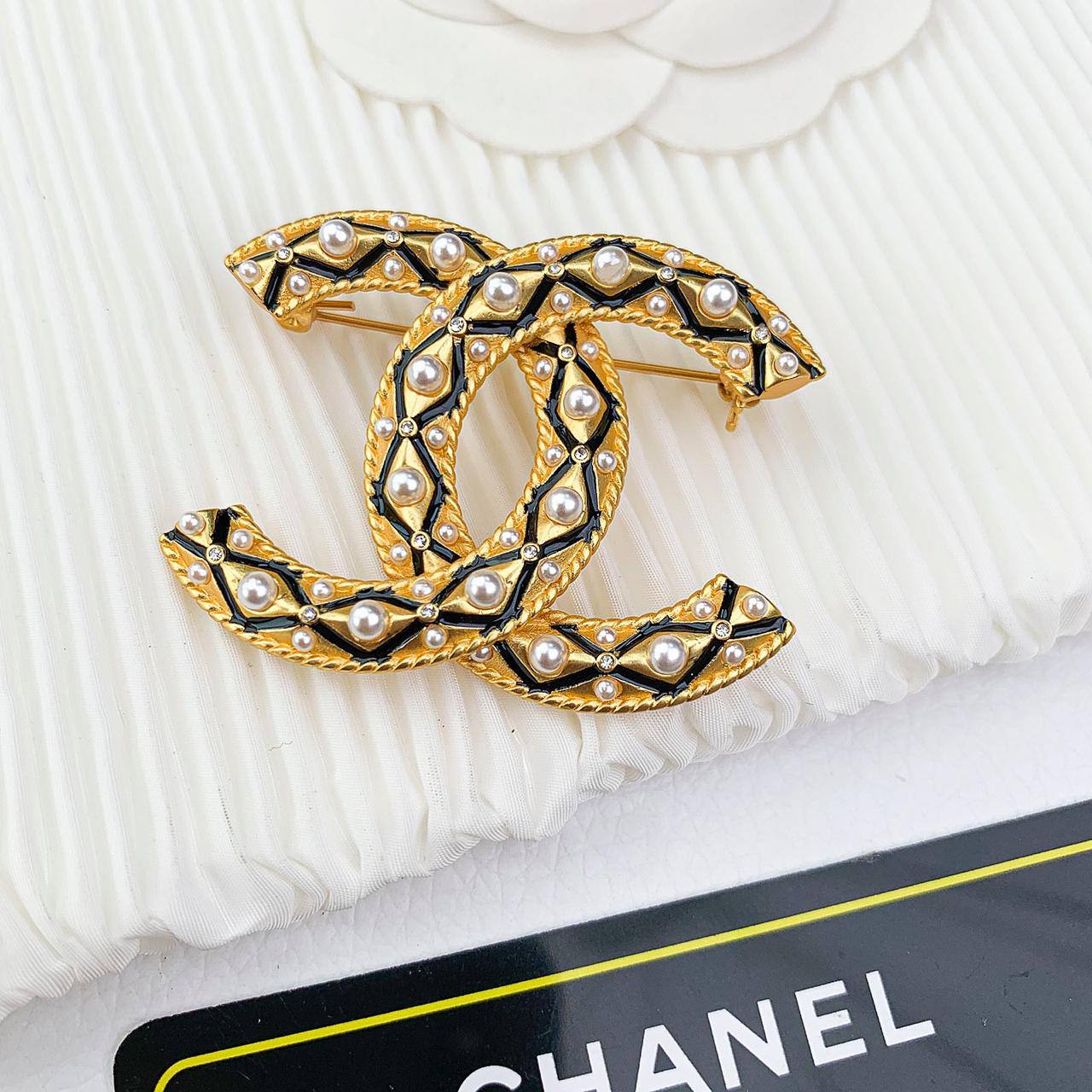 Brooch Chanel
Master Quality
60 dhs🪙🖤 

With Box And Paper Bag
🎁🎁🎁

Zain89
♥️♥️♥️