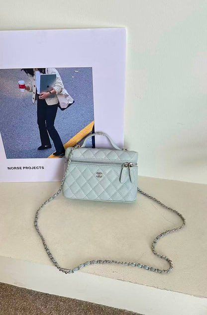 Chanel
100 dhs🇦🇪🇦🇪 
Withbox

Zain143
♥️♥️♥️