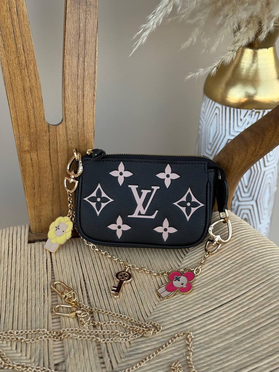 LV
14cm
280 dhs✅
Top quality 
With box🎁

Zain167
♥️♥️♥️
