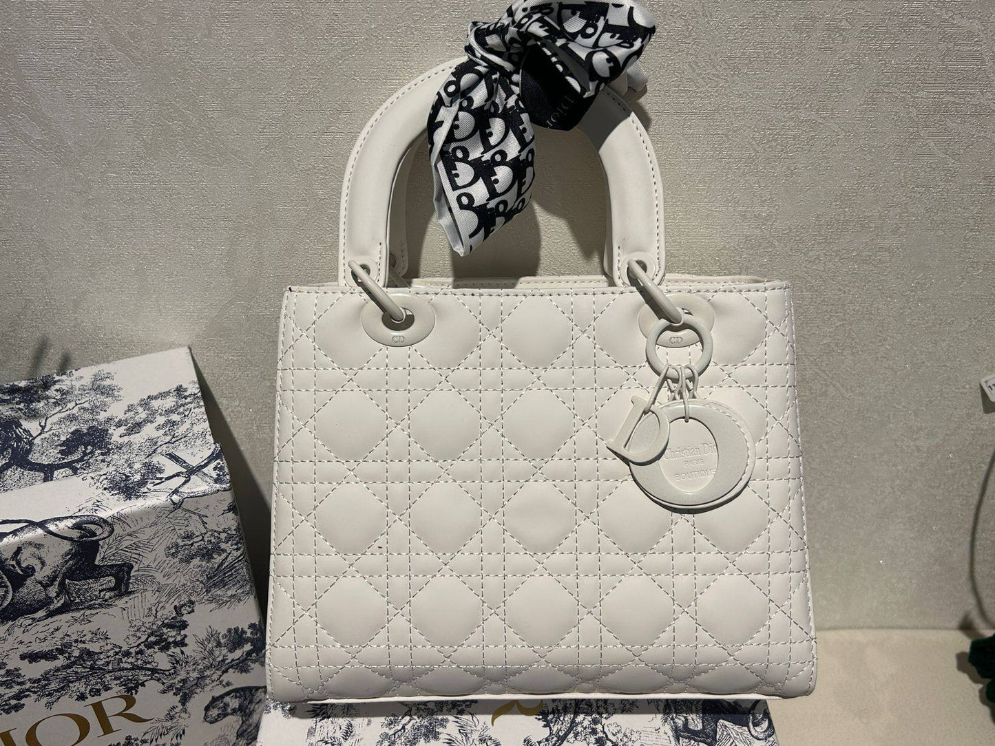 Dior 
25cm

New in stock
110 dhs🪙🌨️

with box
🎁🎁🎁

Zain44
♥️♥️♥️