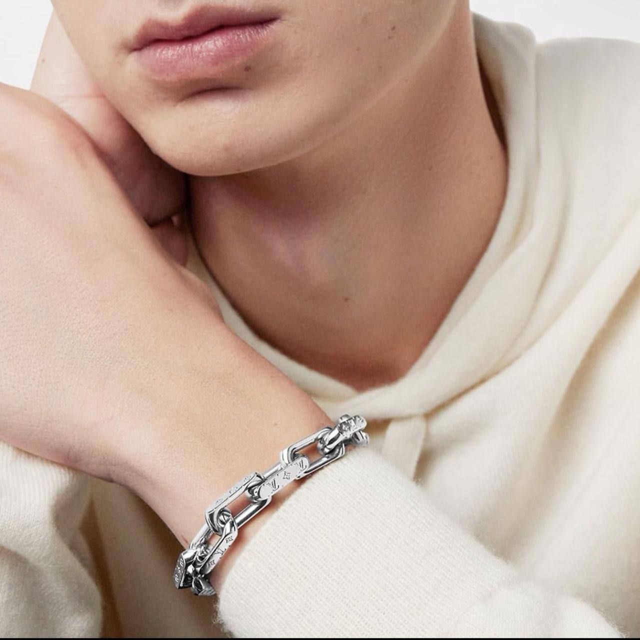 LV 
Master Bracelet 
90 dhs🪙🌨️

Zain32
♥️♥️♥️