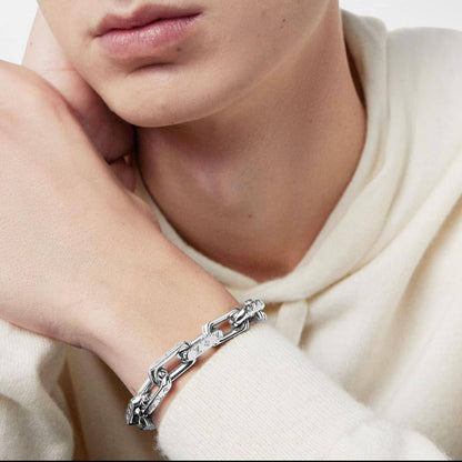 LV 
Master Bracelet 
90 dhs🪙🌨️

Zain32
♥️♥️♥️
