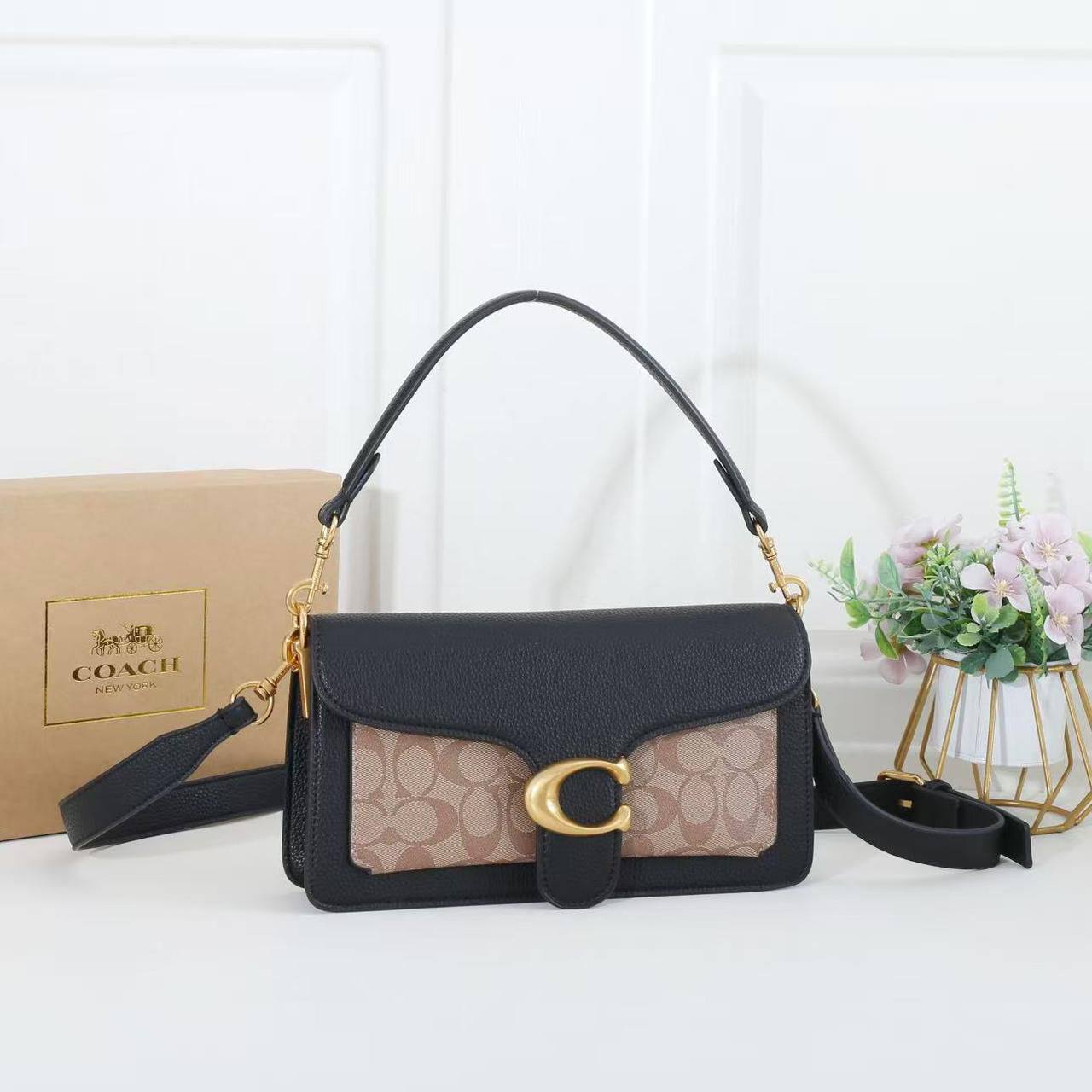 Coach   
100 dhs🌺

with box 📦 

Good quality 

Zain253
♥️♥️♥️