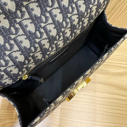 DIOR MASTER QUALITY WITH BOX
185 dhs 

Zain39

♥️♥️♥️