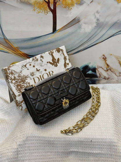 DIOR
Best quality with box
110 dhs💓
size 21CM

Zain290
♥️♥️♥️