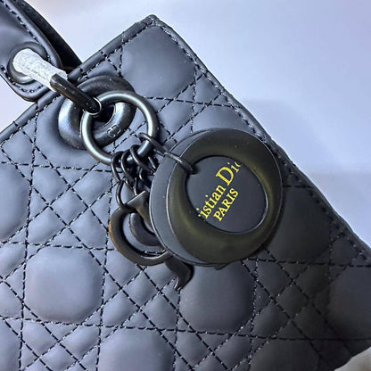 LADY DIOR 
  BIG SIZE 
GOOD QUALITY 
WITH BOX
120 dhs✅
SIZE: 24cm

Zain295
♥️♥️♥️