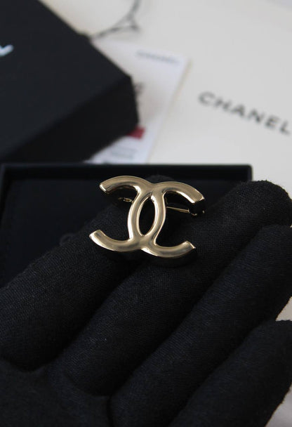 *CHANEL*  🤍

🆕🎉🥳🎊🆕
* BROOCH, Clip , Pin
* Gold-Finish Metal with Stones

* ⁠↗️ *Super Master Quality ®️*
For Price 👇 WTSP Text Zain 0568585901

Zain106
♥️♥️♥️