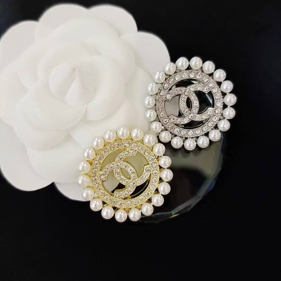 BROOCH🦋*
Good quality 🍁
With black boxes 📦 
20 dhs💓

With normal box 🗃️ 
And paper bag 🛍️
35 dhs💓

Zain216
♥️♥️♥️