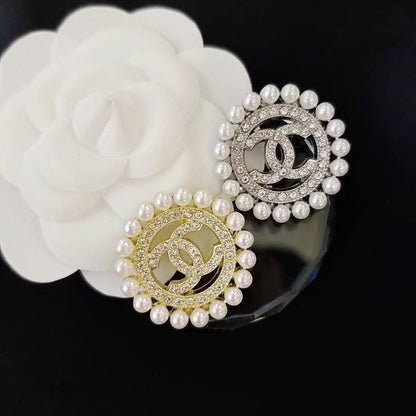 BROOCH🦋*
Good quality 🍁
With black boxes 📦 
20 dhs💓

With normal box 🗃️ 
And paper bag 🛍️
35 dhs💓

Zain216
♥️♥️♥️