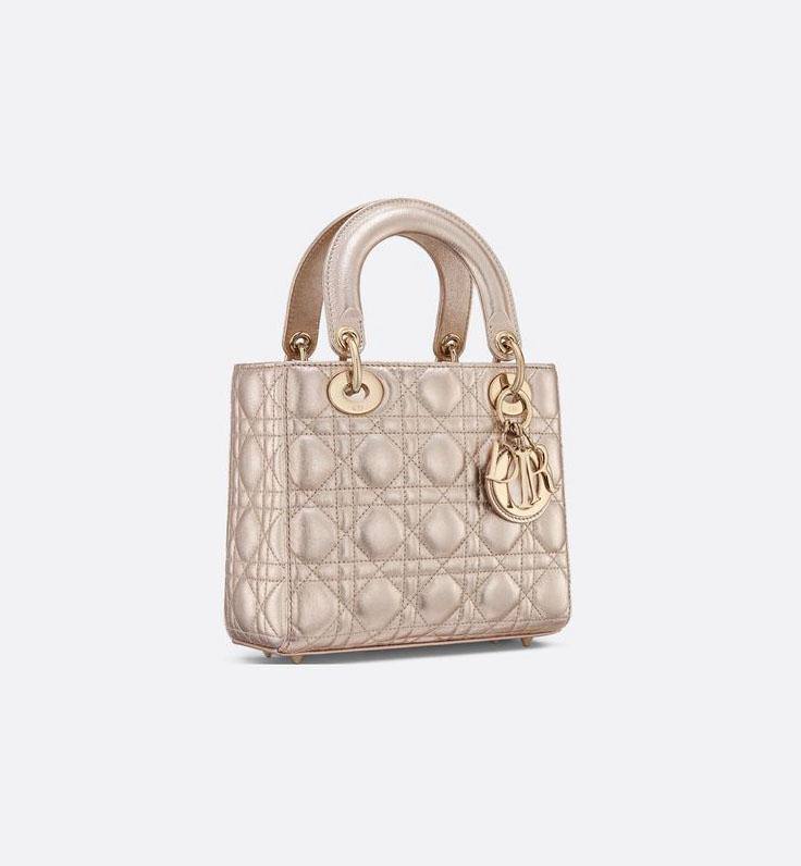 Dior
Best quality

With box’s
🎁🎁🎁

115 dhs💓
size 20cm

Zain158
♥️♥️♥️