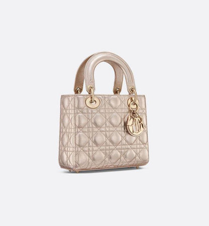 Dior
Best quality

With box’s
🎁🎁🎁

115 dhs💓
size 20cm

Zain158
♥️♥️♥️