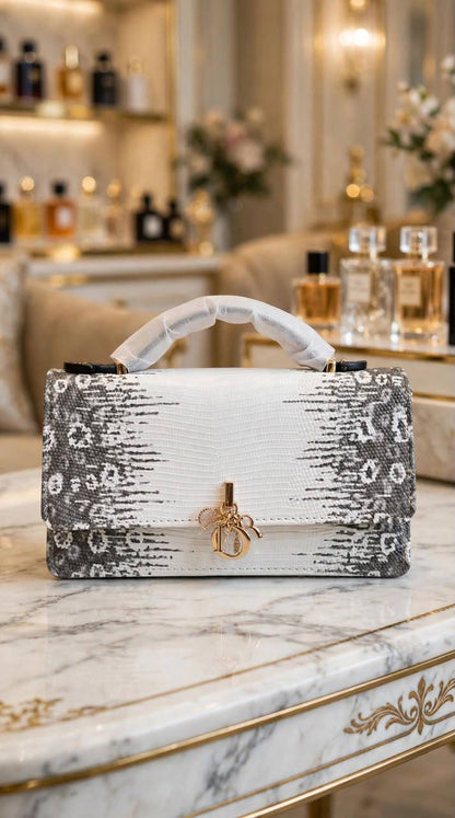 Dior

Master quality

21 cm 
with box
 280 dhs🇦🇪🇦🇪


Zain95 
♥️♥️♥️