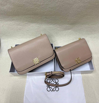 Loewe 

SMALL 20cm
95 dhs🇦🇪


BIG  24cm
100 dhs🇦🇪

with box

Zain213
♥️♥️♥️