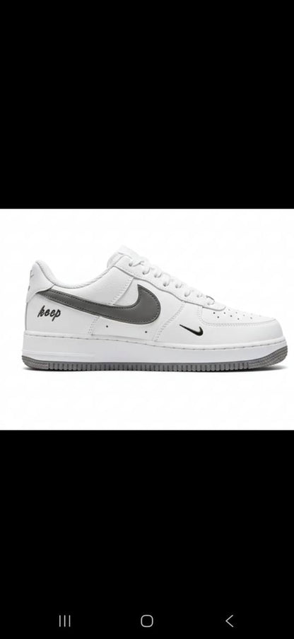 NIKE
Size 40 to 45
95 dhs💓

Zain27
♥️♥️♥️