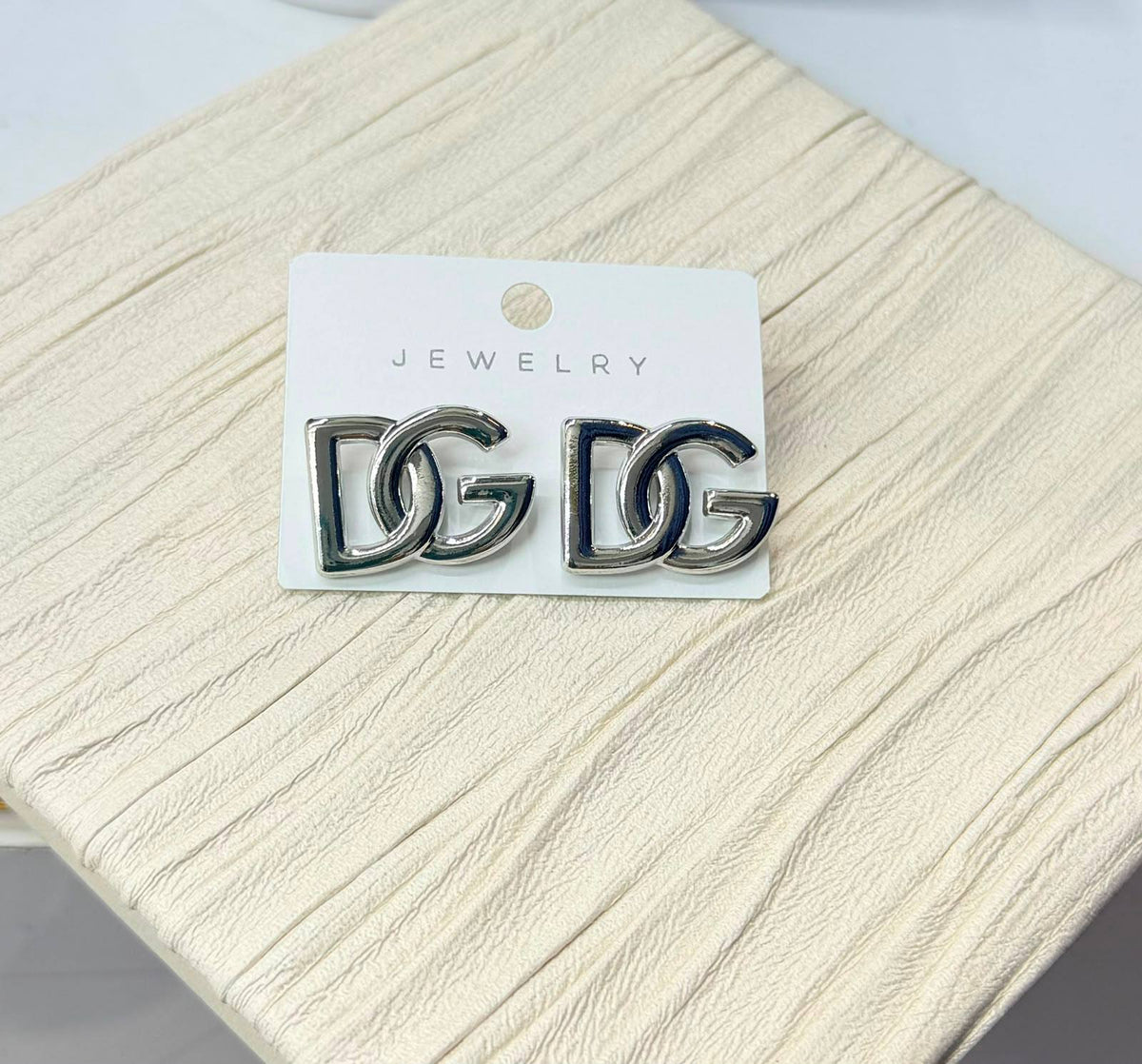 Earring 🦋 Stainless steel 💯 Good quality 🍁

 With black boxes 📦 
20 dhs🇦🇪🇦🇪🇦🇪


With normal box 🗃️

 And paper bag 🛍️ 

30 dhs🇦🇪🇦🇪

Zain216
♥️♥️♥️