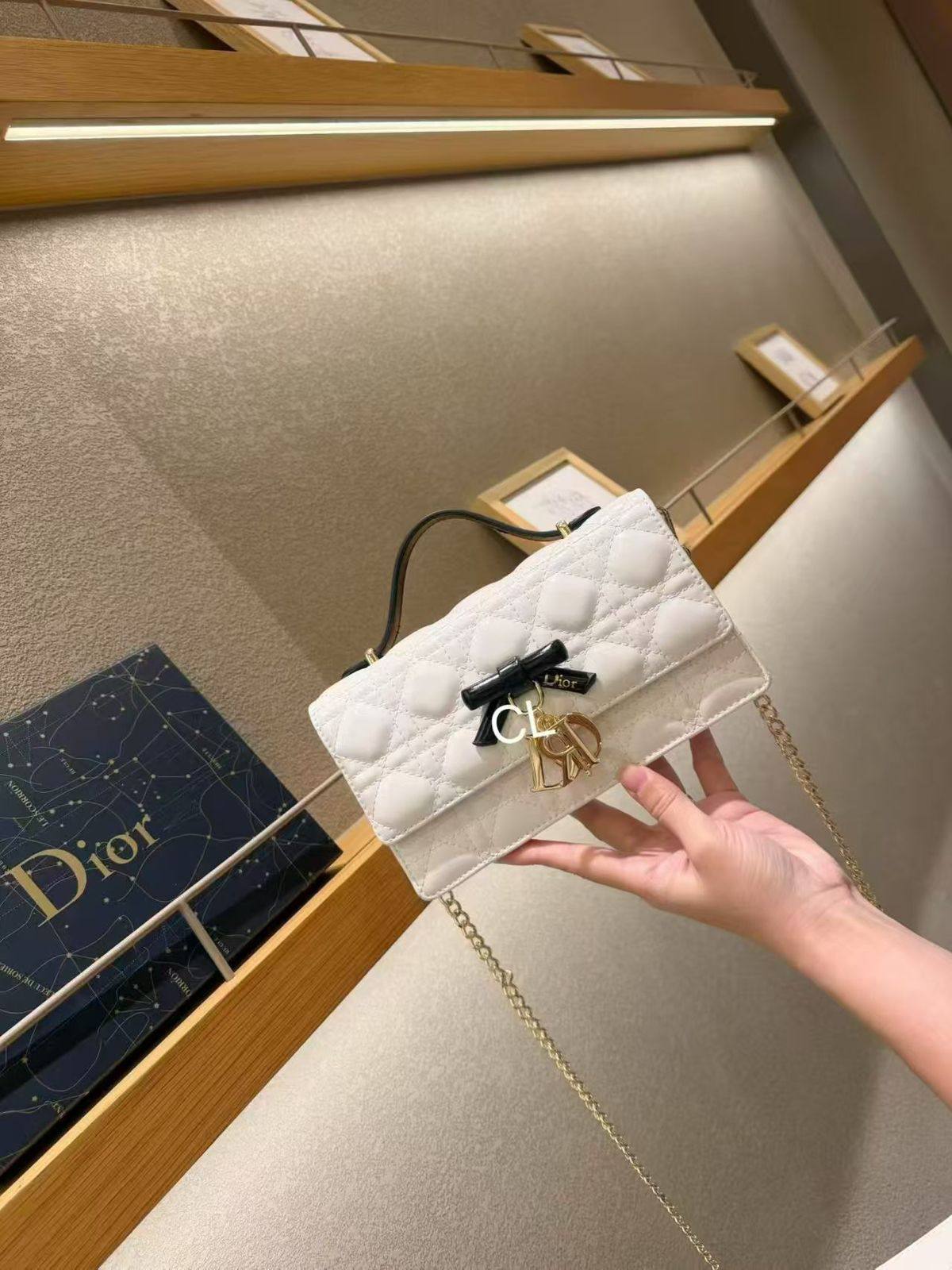 Dior
125 dhs✅
with box

Zain143
🌺🌺🌺