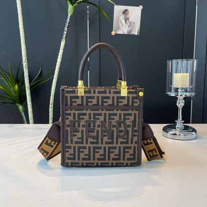 Fendi
19*19*7 cm
70 dhs❣️

Zain17
♥️♥️♥️
