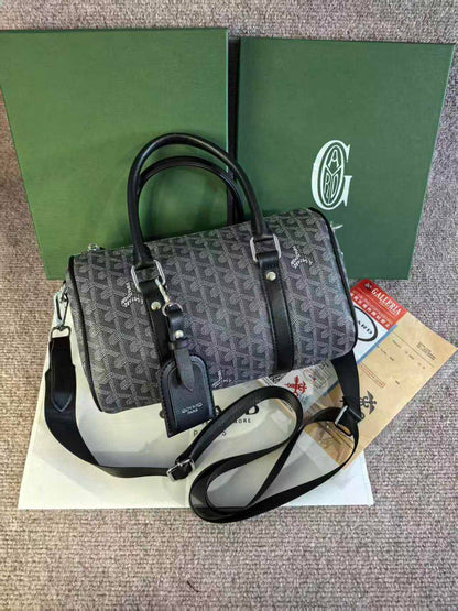 Goyard
Men's bag
110 dhs💓
with box
size 26×14×15cm

Zain42
♥️♥️♥️
