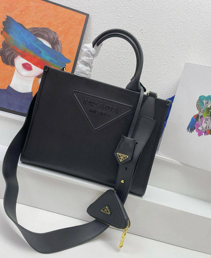 PRADA NEW CAME 
GOOD QUALITY 
100 dhs🇦🇪🇦🇪
SIZE: 33cm

Zain295
♥️♥️♥️