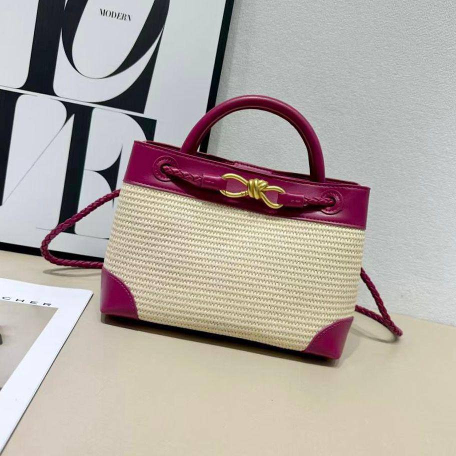 BOTTEGA VENETA 
NEW CAME GOOD QUALITY 

WITH BOX  
🎁🎁🎁

115 dhs🪙🖤
SIZE: 25cm

Zain39
♥️♥️♥️