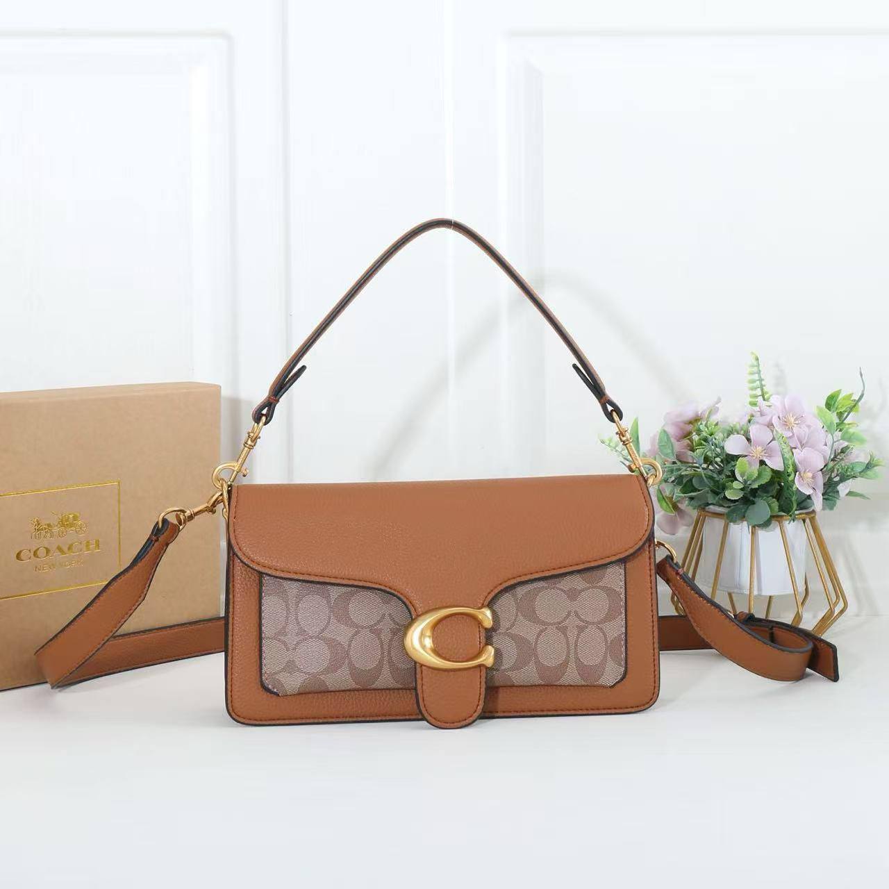 Coach   
100 dhs🌺

with box 📦 

Good quality 

Zain253
♥️♥️♥️