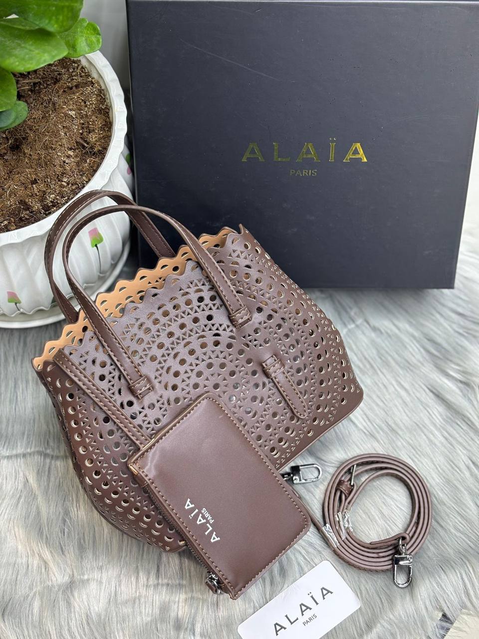 ALAIA
SIZE  ………20CM 🥰
90 dhs🪙🌨️

with Box
🎁🎁🎁

Zain244
♥️♥️♥️