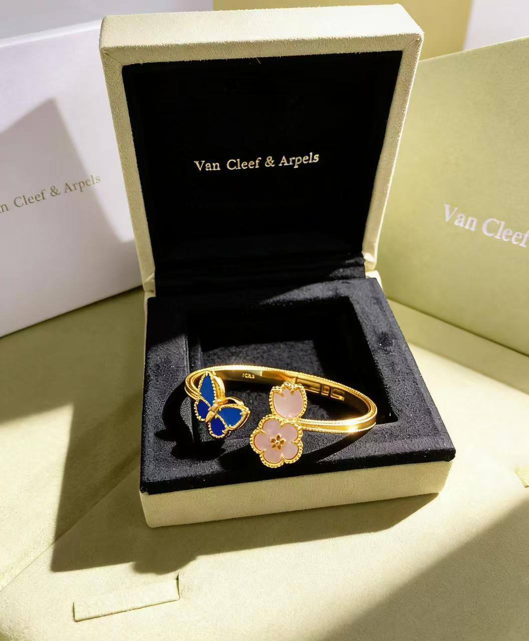 VCA SET 😍*
Necklace 🦋
Earring❤️‍🔥
Bangle ✨
Ring free size
Master quality 💯
With normal boxes 🗃️ 
250 dhs🇦🇪🇦🇪

With master box 📦 
320 dhs🇦🇪🇦🇪

Zain216
♥️♥️♥️