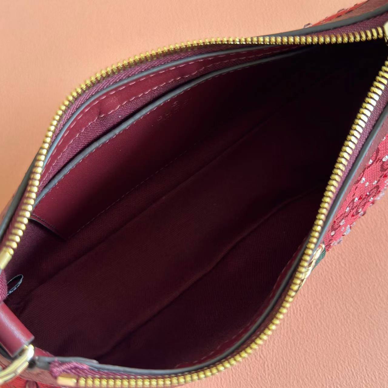 *Gucci Ophidia crystals small shoulder bag✅*
*Size 25 cm*
For Price 👇 WTSP Text Zain 0568585901

Zain274
♥️♥️♥️