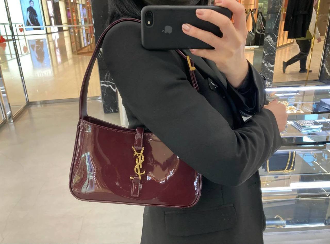 YSL 
 GOOD QUALITY
 WITH BOX 
🎁🎁🎁

110 dhs✅

Zain295
♥️♥️♥️