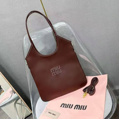 Miu Miu      

Size ：35×40cm

95 dhs🪙🌨️

Zain04
♥️♥️♥️