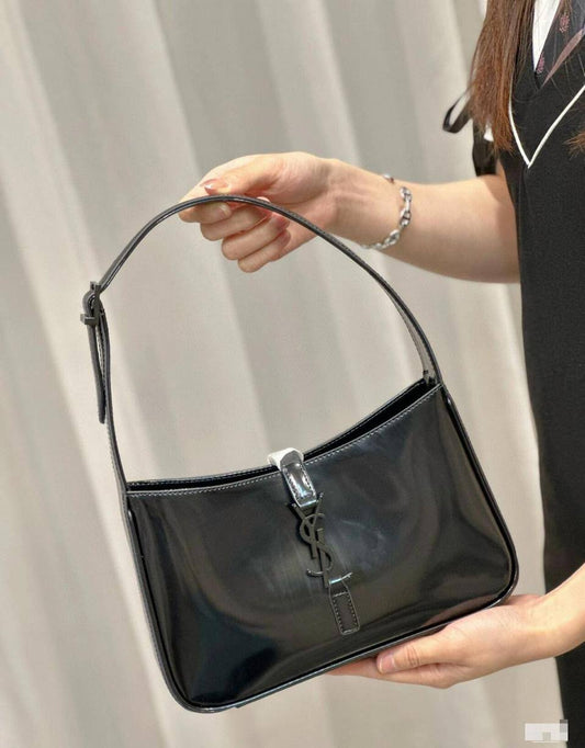 🌷 YSL Hobo
1⃣️ First quality +🎁
Size: 24 * 14 * 6 cm
85 dhs❣️
with box🎁

Zain115
♥️♥️♥️