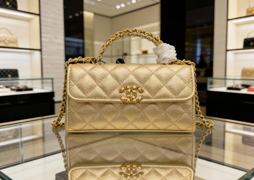 Chanel

110 dhs💓

with  box🎁🎁🎁

Size:19*11*5.5

Zain07
♥️♥️♥️