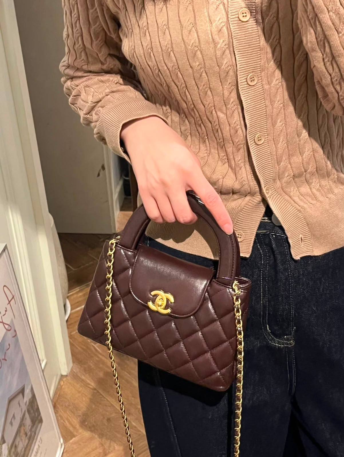 Chanel
100 dhs✅
Size：19cm
good quality with box

Zain35
♥️♥️♥️
