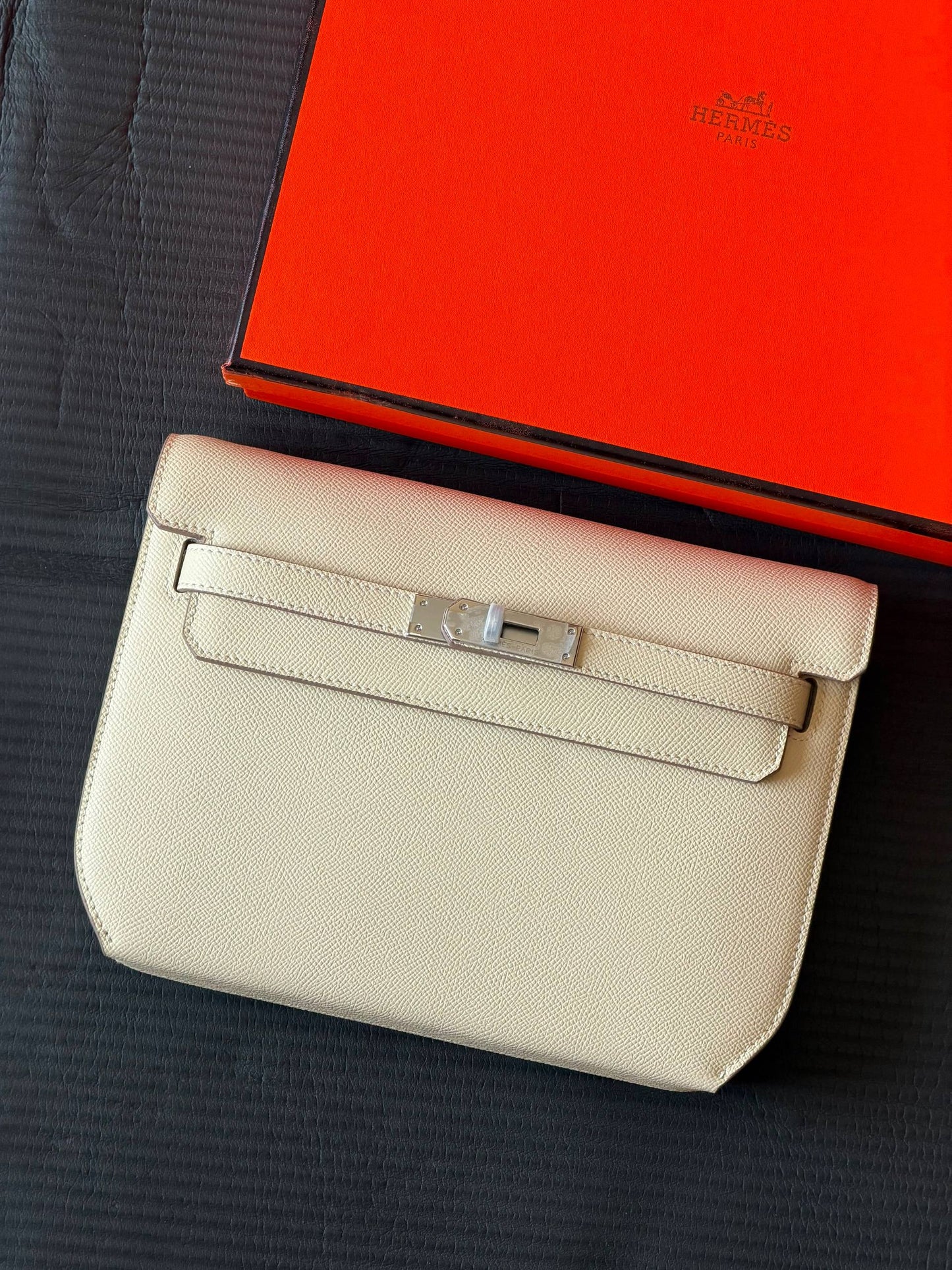 Hermes depech 25cm💕master quality😍with box❤️
360 dhs🇦🇪🇦🇪

Zain52
♥️♥️♥️