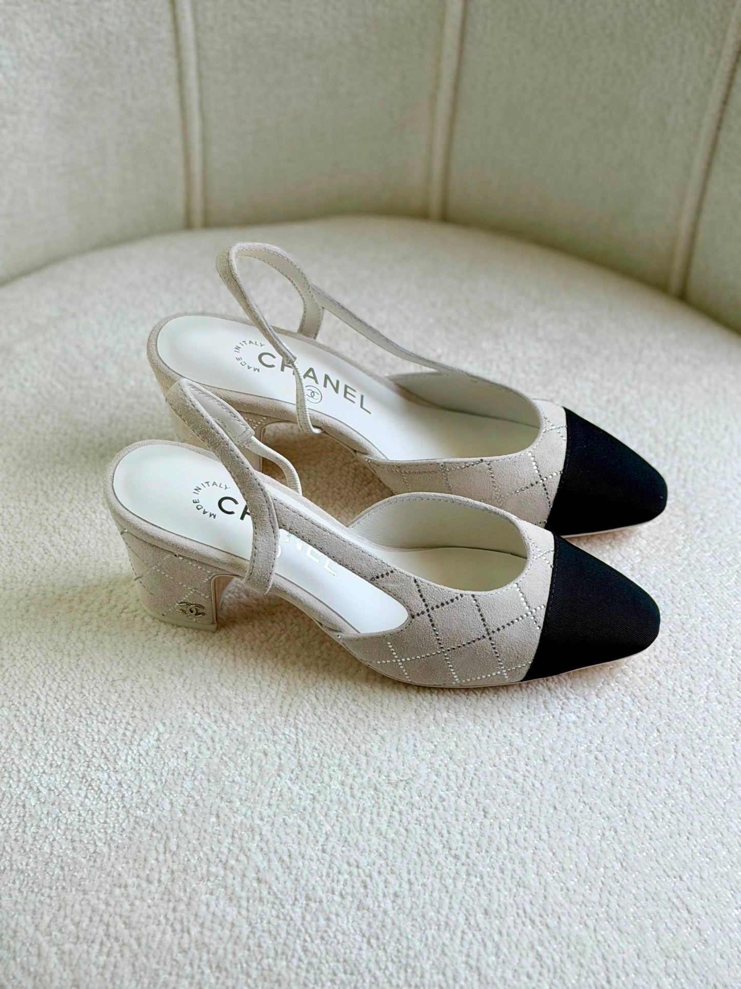 Chanel
Super *AAA* *+* Quality 💯 
With original packing🎁🎁
SIZE:36and41
Available now
450 dhs🇦🇪🇦🇪

Zain309
♥️♥️♥️