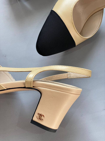 Chanel 
AAA master quality 
Size 36……41 
450 dhs💓

Zain180
♥️♥️♥️