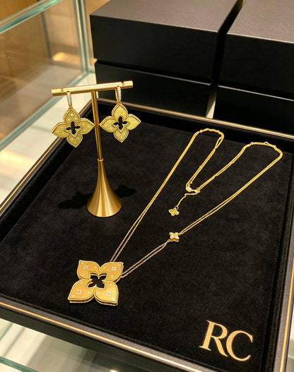 RC 
ROBERTO COIN
SET MASTER✨💫
NECKLACE EARRINGS
200 dhs🇦🇪🇦🇪

WITH BOX AND PAPER BAG🛍️🎁

Zain89
♥️♥️♥️