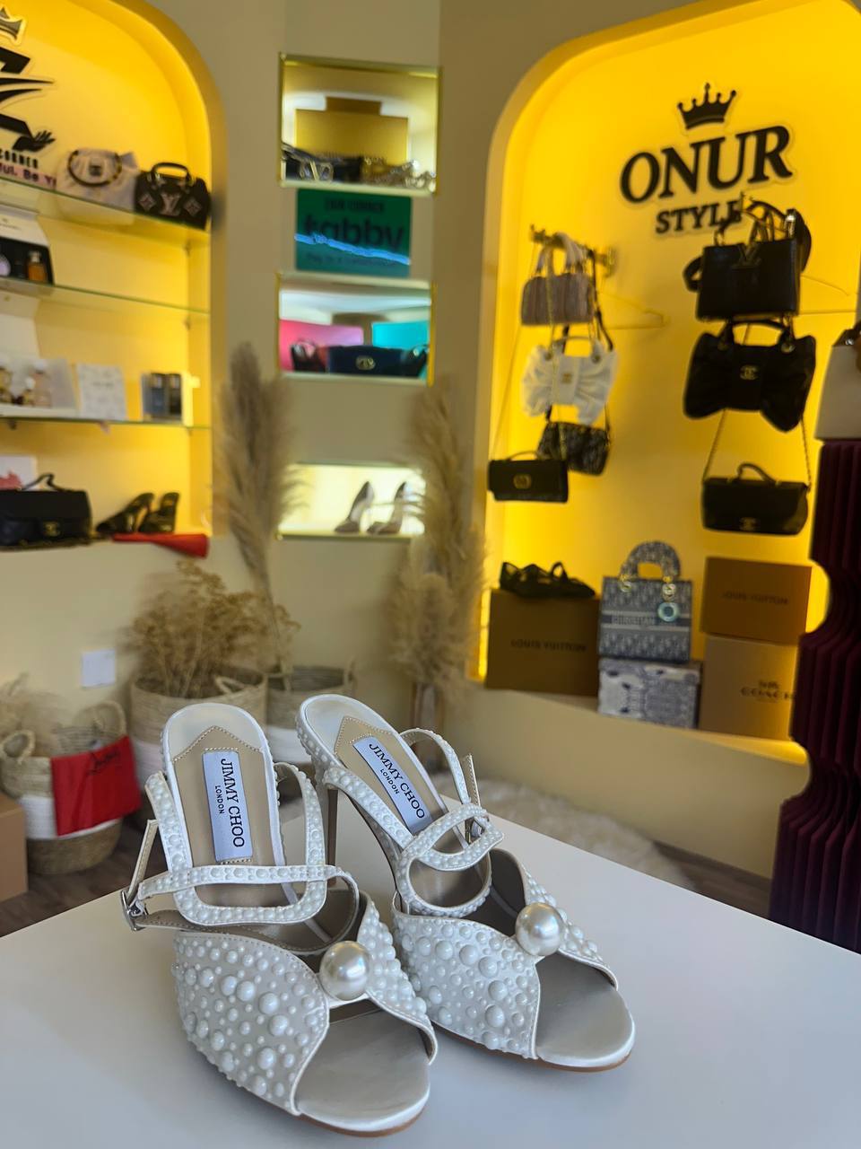 Jimmy Choo

Size. 36 to 41 

130 dhs🇦🇪🇦🇪

Zain80
♥️♥️♥️