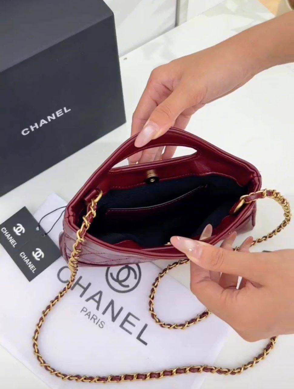 Chanel

90 dhs✅

with box
🎁🎁🎁

size 21×4×19cm

Zain42
Zain213
♥️♥️♥️