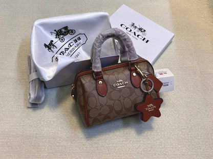 Coach
95 dhs🇦🇪🇦🇪
with box
size 18cm

Zain26
♥️♥️♥️