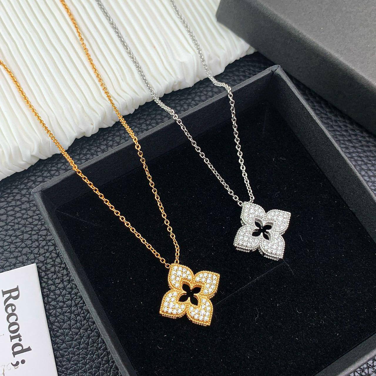 Roberto coin ❤️‍🔥*
Necklace ✨
Bracelet 🍁
Earring 🦋
With normal boxes 🗃️ 
130 dhs🇦🇪
With master box 📦 
220 dhs🇦🇪

Zain216
♥️♥️♥️