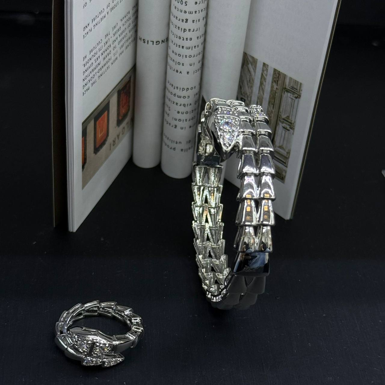 BVLGARI ❤️‍🔥*
Bangle 🦋
Ring 💍 
good quality 💯
With normal boxes 📦 
55 dhs🇦🇪

Zain216
♥️♥️♥️