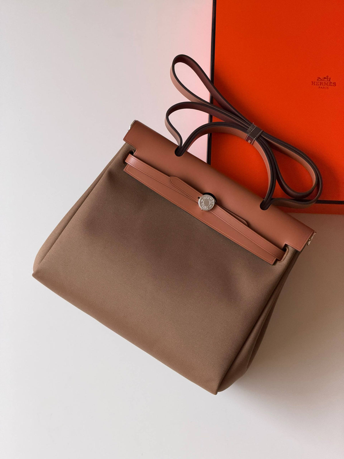 Hermes
Super AAA + Quality 💯

 With original packing🎁🎁
 SIZE:36and42
 Available now 

630 dhs🇦🇪🇦🇪

Zain52
♥️♥️♥️