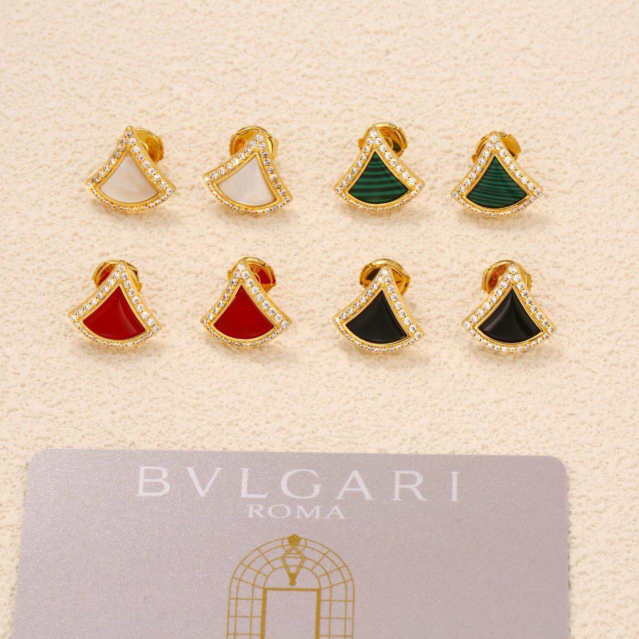 BVLGARI MASTER
Necklace 
Bracelet 
Earring
Ring 
With normal box 
150 dhs🪙💚 SET
With master box  
200 dhs🪙💚 SET

Zain89
♥️♥️♥️