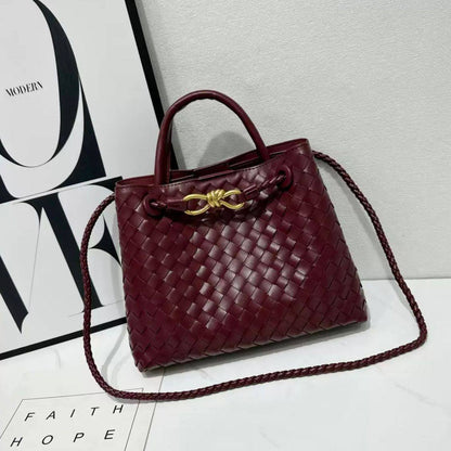 BOTTEGA 
GOOD QUALITY WITH BOX 
115 dhs✅
Size: 25cm

Zain295
♥️♥️♥️