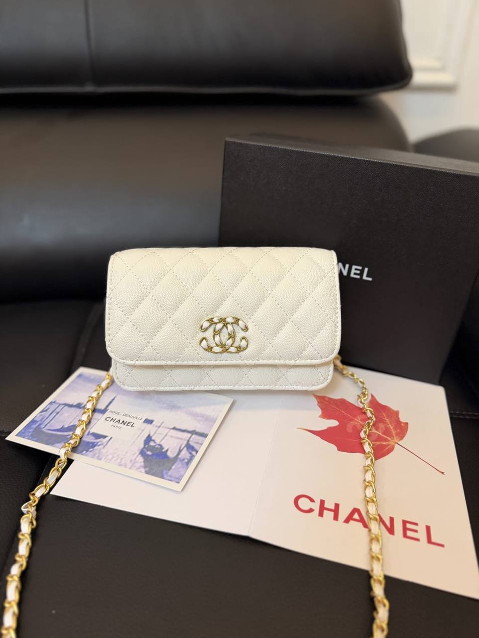 Chanel 
90 dhs💛
with box
size 20×5×14cm

Zain42
♥️♥️♥️