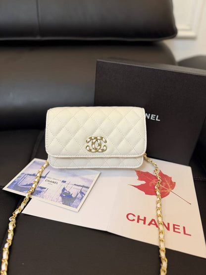 Chanel 
90 dhs💛
with box
size 20×5×14cm

Zain42
♥️♥️♥️